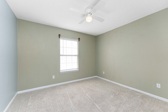 Building Photo - Charming 3BR Townhouse with Garage & Priva...