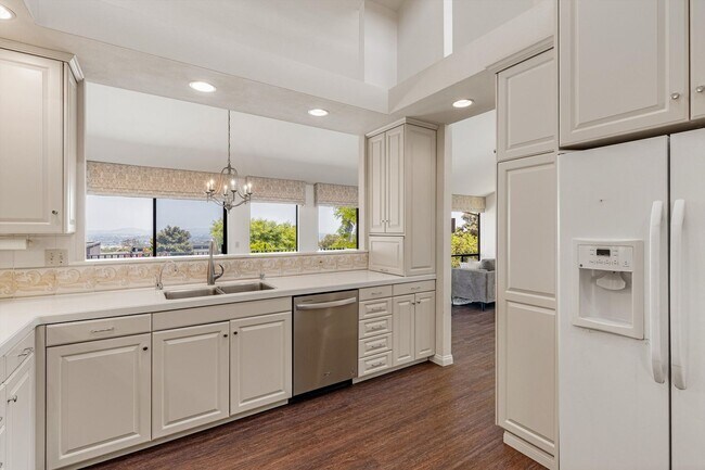 Building Photo - 6667 La Jolla Scenic S Dr