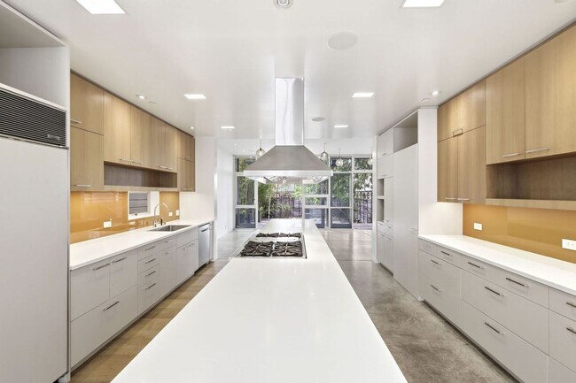 Building Photo - 1076 S Van Ness Ave