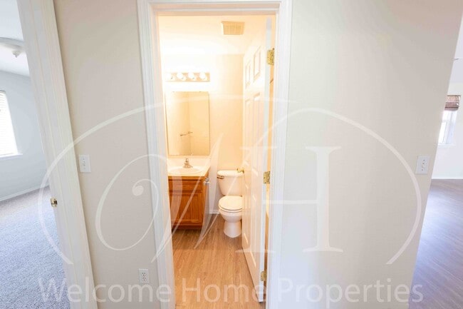 Building Photo - Newer 2 bed/2bath Home in Quiet Neighborhood