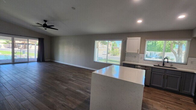 Building Photo - Waterfront living in Chandler!