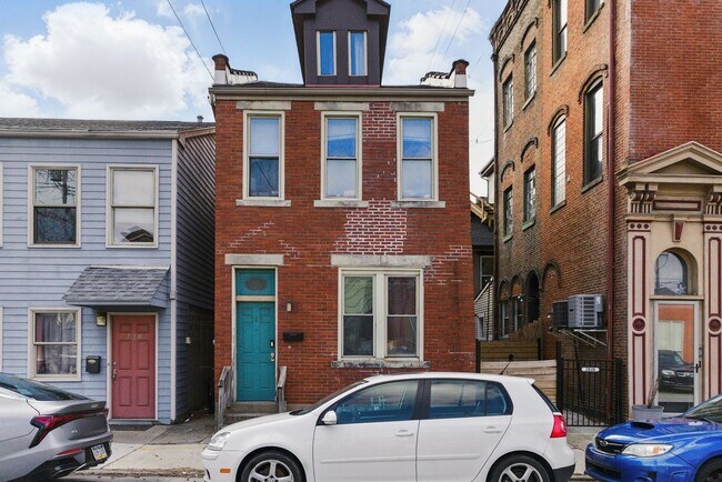 Primary Photo - 4 bed, 1.5 bath Southside Flats Apartment!
