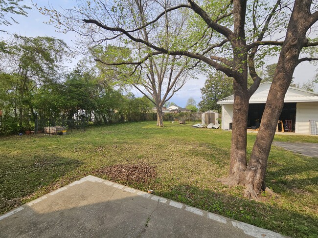 Building Photo - 404 Doris Ave
