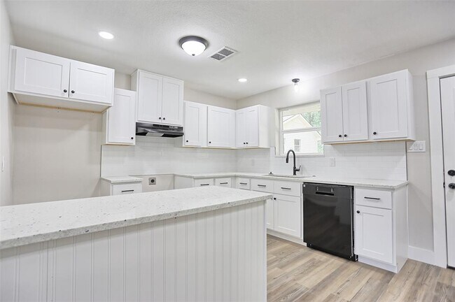 Building Photo - 704 Natchez River Cir