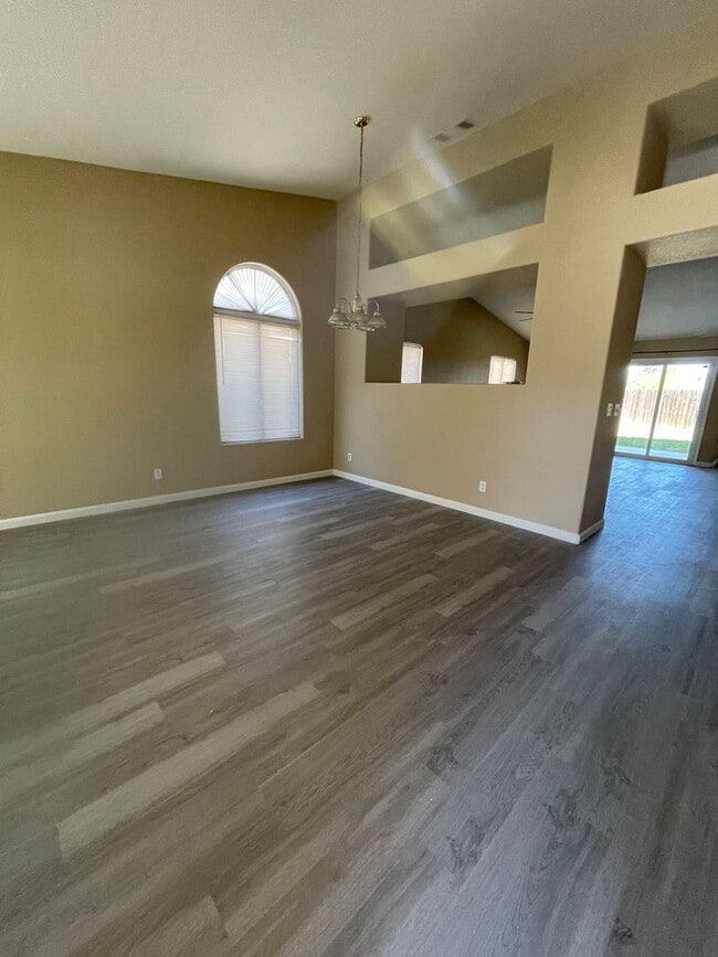 Building Photo - MOVE-IN READY – THIS ONE WILL GO FAST!