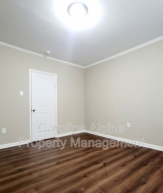 Building Photo - 2037 Pine Dr