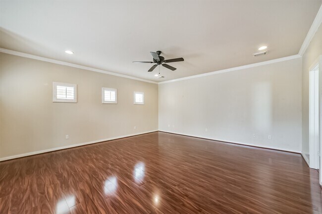 Building Photo - 11025 Robin Hood Ct