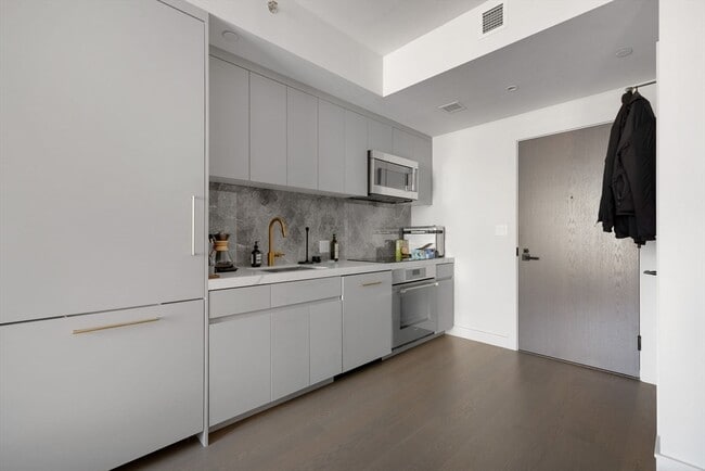 Building Photo - 55 Lagrange St