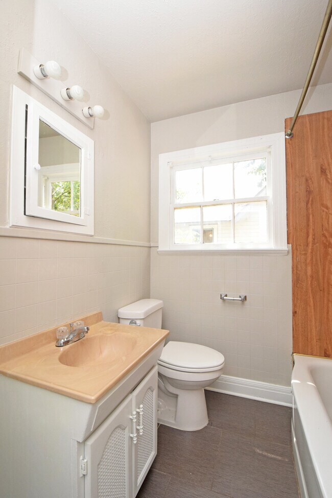 Building Photo - Cherrywood Charmer! 2/1 Avail for August!