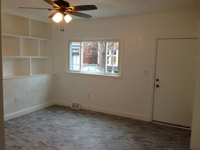 Building Photo - Stunning Renovation - South Side Flats