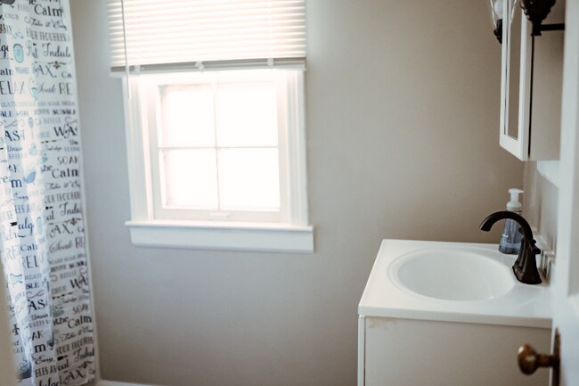 Building Photo - 13661 Cedar Rd