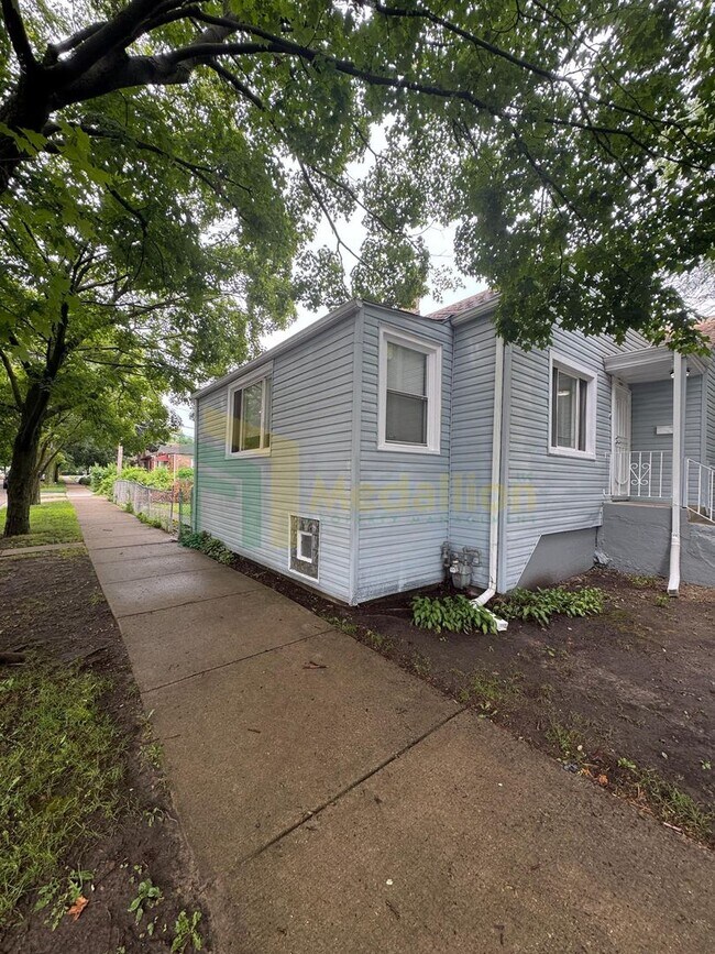 Building Photo - Stylish 4BR/2BA Home with Modern Updates & Finished Basement ( Near 124TH & LaSalle)