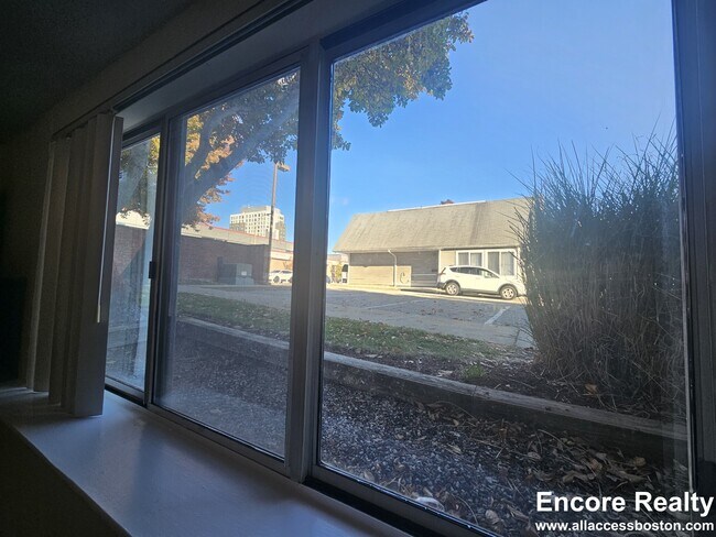 Building Photo - 150 N Beacon St