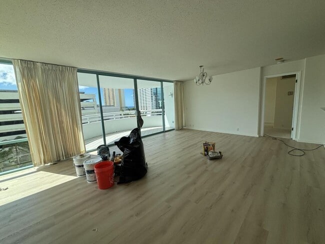 Primary Photo - 1341 Kapiolani Blvd