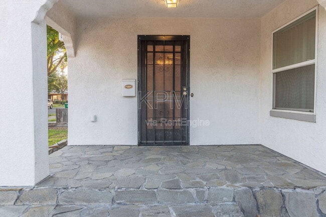 Building Photo - 325 E Mariposa Ave