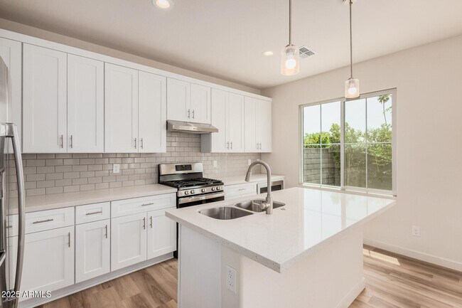 Building Photo - 6569 N 15th Dr