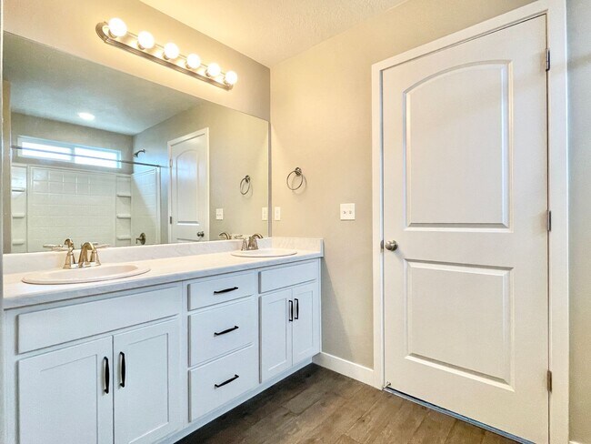 Building Photo - 3037 S Red Pine Dr