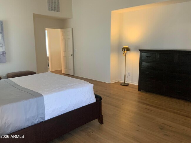 Building Photo - 2114 E Aire Libre Ave