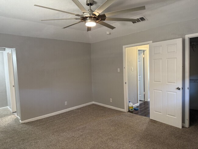 Building Photo - 1833 Skyline Dr