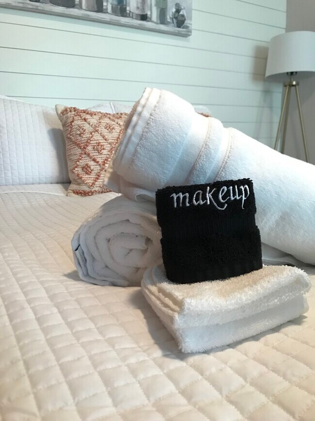 Building Photo - 2504 Rae Dell Ave