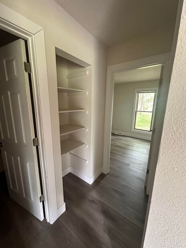 Building Photo - 2 Bedroom Lower Duplex