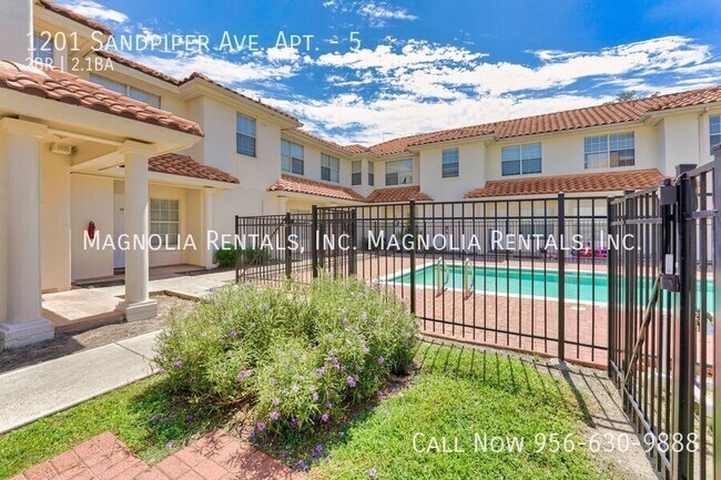 Building Photo - 2 bed 2.5 bath Townhouse in Mcallen