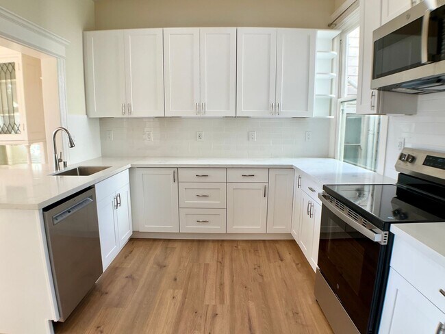 Building Photo - BEAUTIFUL RENOVATION! 4BR/3BA. In Unit Laundry! Dishwasher! Bay Windows!