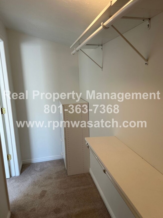 Building Photo - Don't miss out on this gorgeous and spacious basement apartment. It will go fast!!