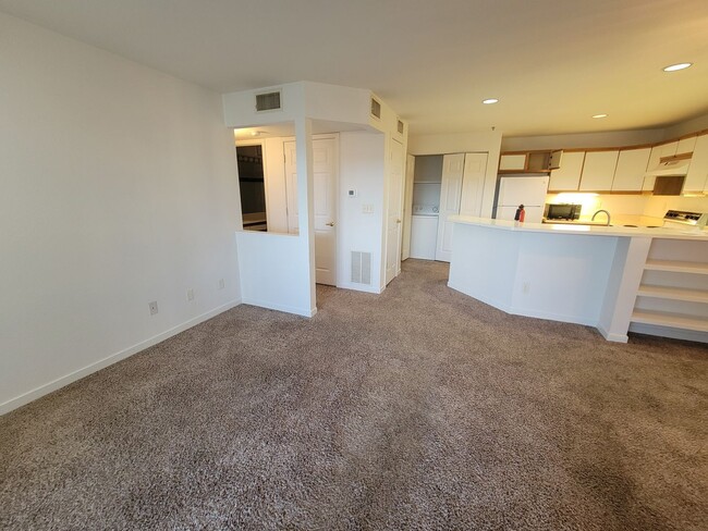 Building Photo - Top-Floor, spacious, 1 Bedroom Condo in So...