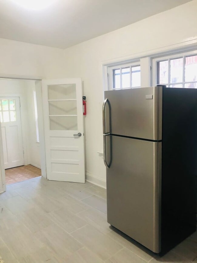 Building Photo - 4 bed 1 bath amazing location