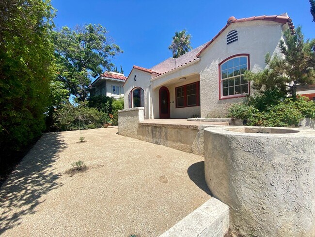 Building Photo - CHARMING! BACKYARD OASIS! REAL HARDWOOD FLOORS! FULL SIZED WASHER/DRYER! OFF OF ADAMS AVE!