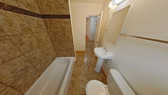 Building Photo - 3 Bedroom Campus House