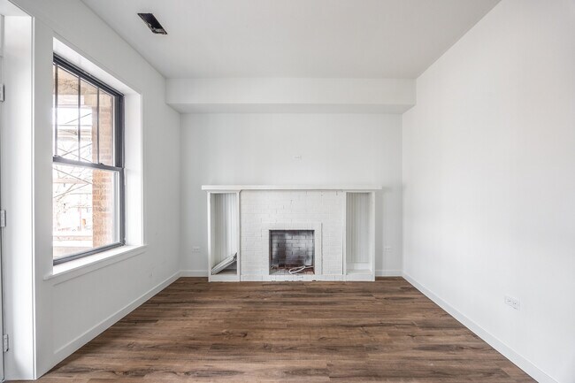 Building Photo - 4410 N Greenview Ave