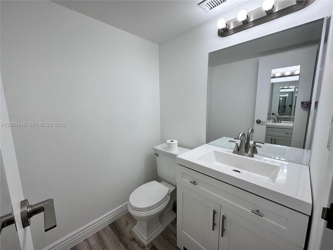 Building Photo - 800 Parkview Dr