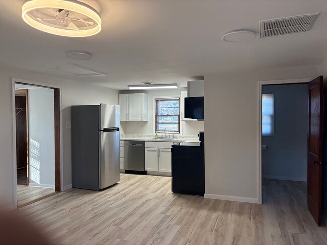 Building Photo - 2 Bedroom 1 Bath Home in Jarvisburg $1975/mo