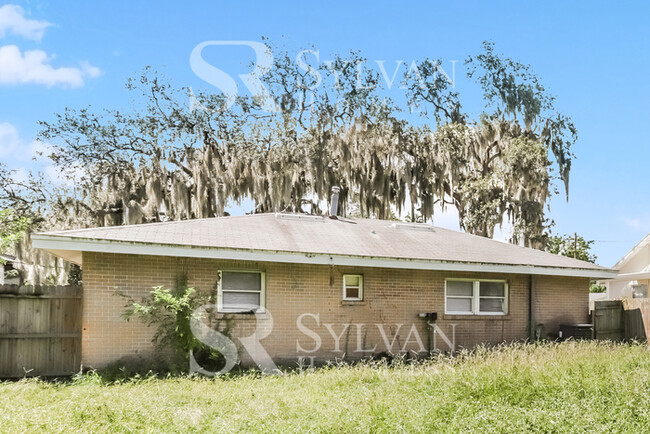 Building Photo - This cute home is ready for your personal ...