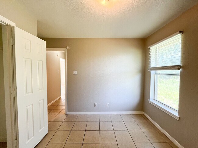 Building Photo - 3207 Raven Dr