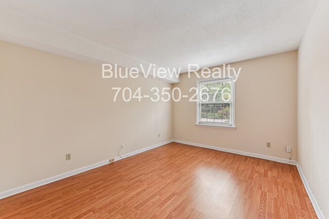 Building Photo - 4735 Hedgemore Dr