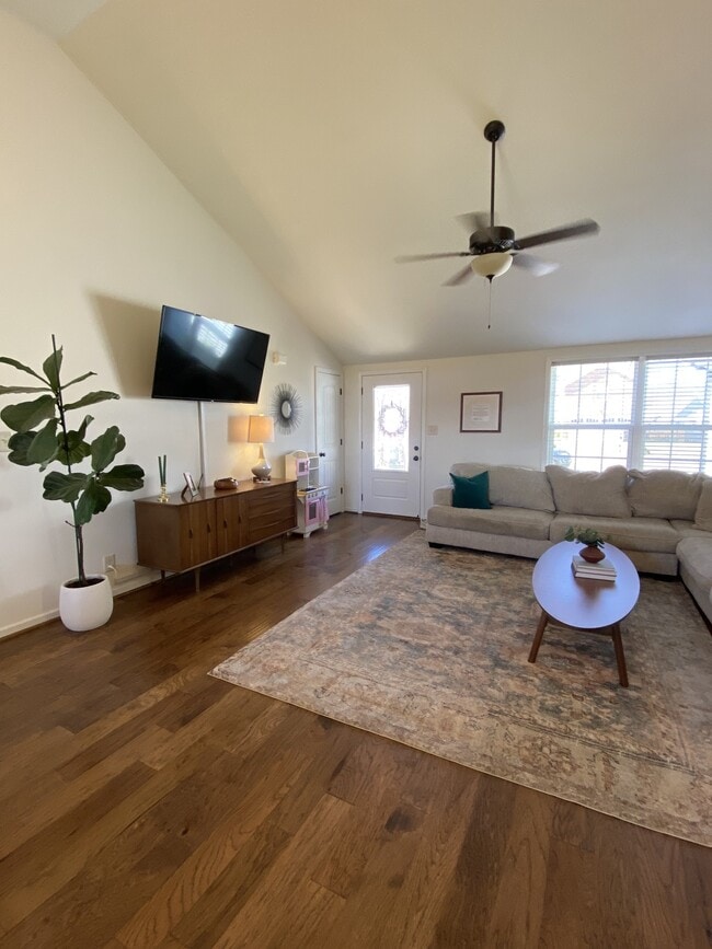 Building Photo - 1053 Castlerock Dr