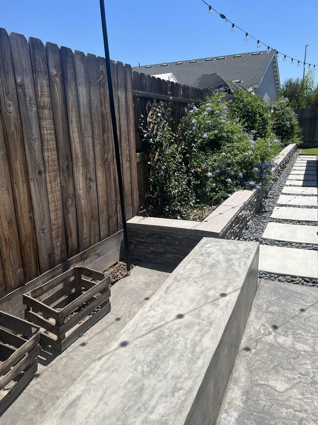 Building Photo - 233 Karen Ave