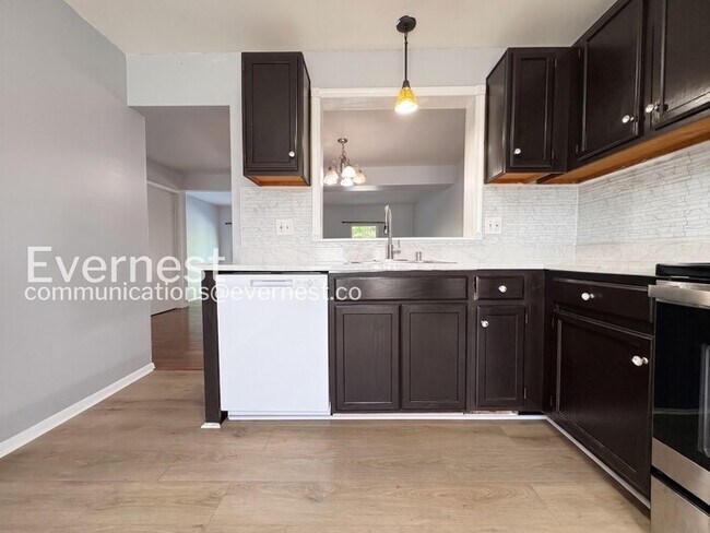 Building Photo - PROMO: Get $500 Off First Full Month’s Rent!/Spacious Town Home with Modern Amenities / 3 Beds & ...