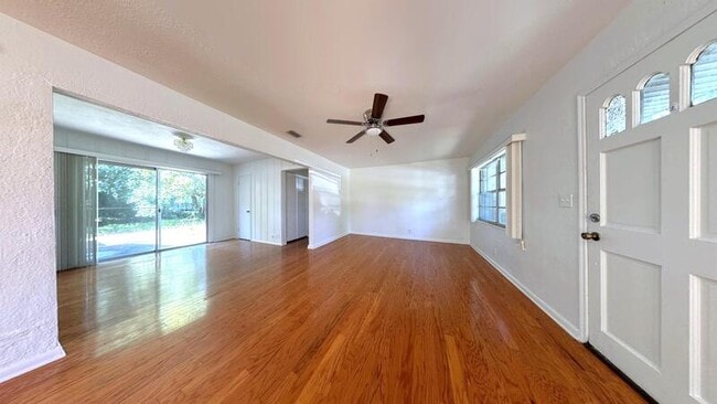 Building Photo - 1502 W Country Club Dr