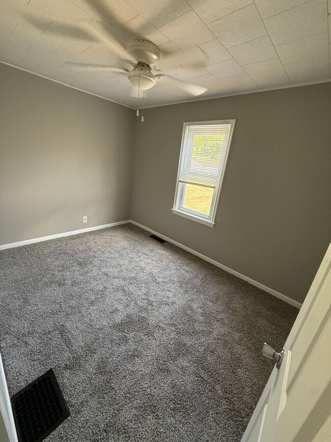 Building Photo - 3 Bed 1 Bath House located in Hoopeston, IL