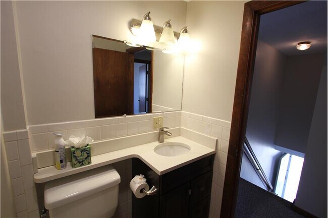 Building Photo - 21 Moore Ave