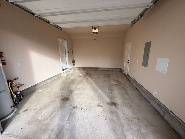 Building Photo - Nice 4bed/2.5 Bath Home, Gas Range