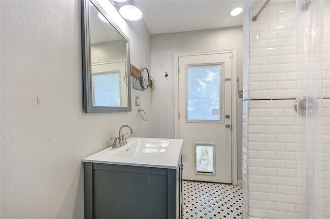 Building Photo - 5019 Oak Forest Dr