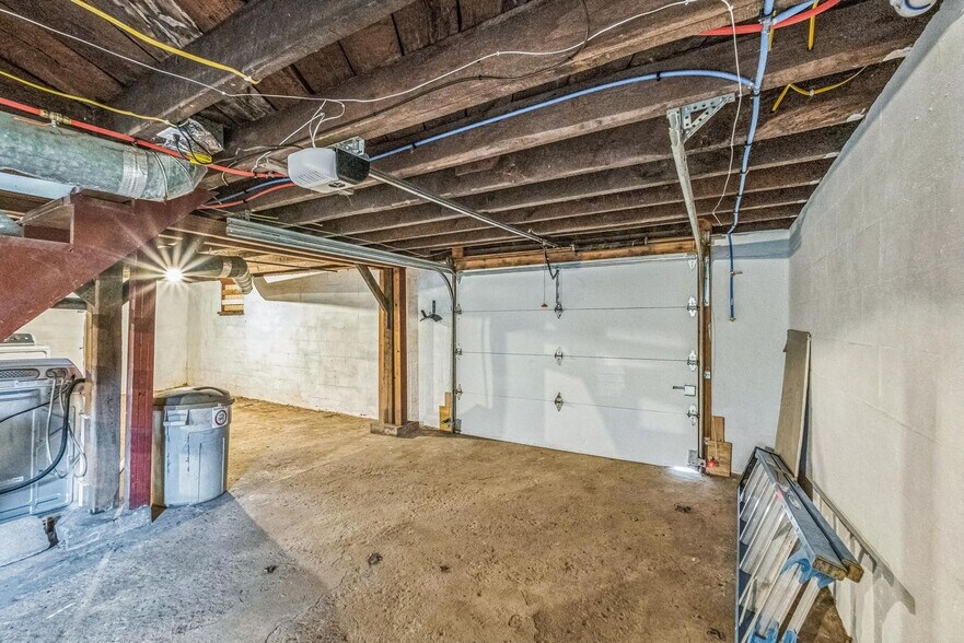 Building Photo - 1279 Perry Hwy