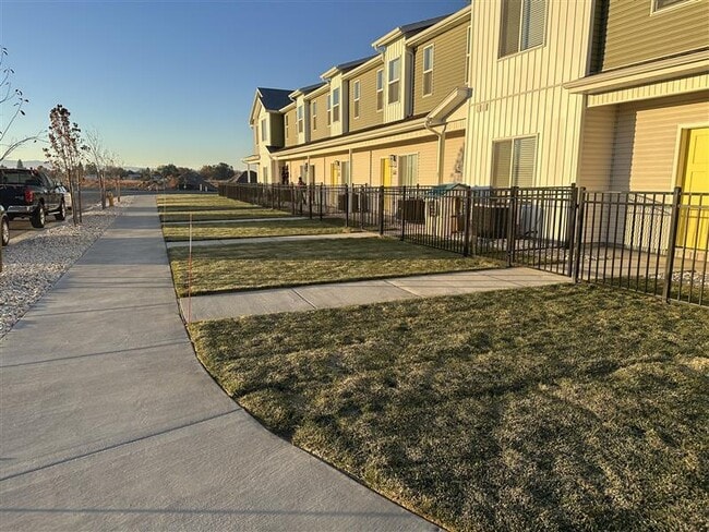 Building Photo - Equinox on Lincoln