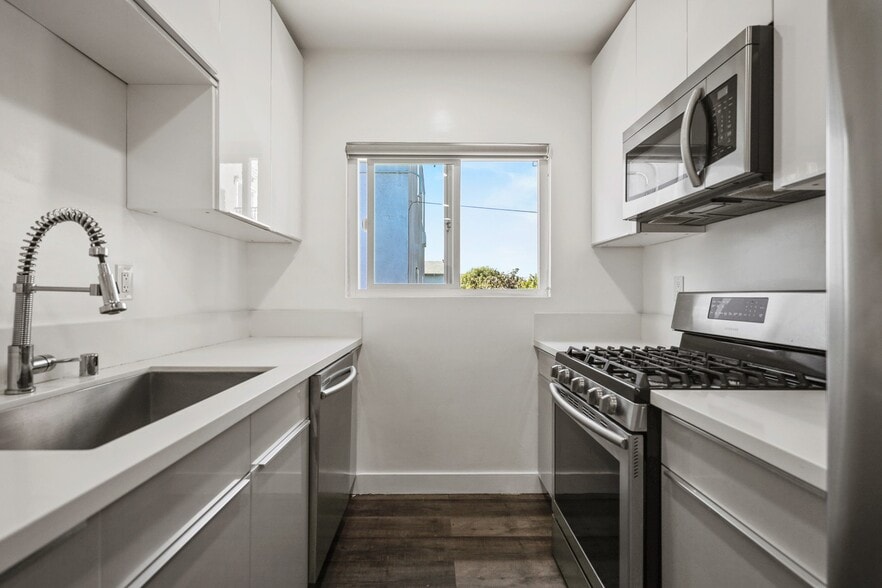 Building Photo - 1333 W 36th Pl