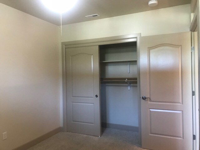 Building Photo - Exceptional 2bed/2bath @ Hyde Park! Availa...